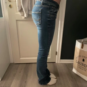 Blå jeans med broderade detaljer - Snygga blå jeans med broderade detaljer på bakfickorna. Från ltb storlek 27/34. Använda några få gånger. 