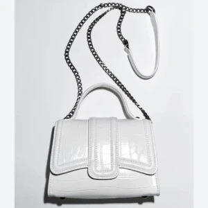 Zara väska - Vit väska från Zara, endast använd ett fåtal gånger. Skriv vid frågor!💕köpt för 300!