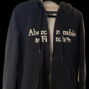 Abercrombie & Fittch zip hoodie - Hej! Säljer nu denna riktigt snygga och sköna zip hoddien från Abercrombie & Fitch. Storlek M köpt i USA för 1.5 Hör gärna av er vid frågor!