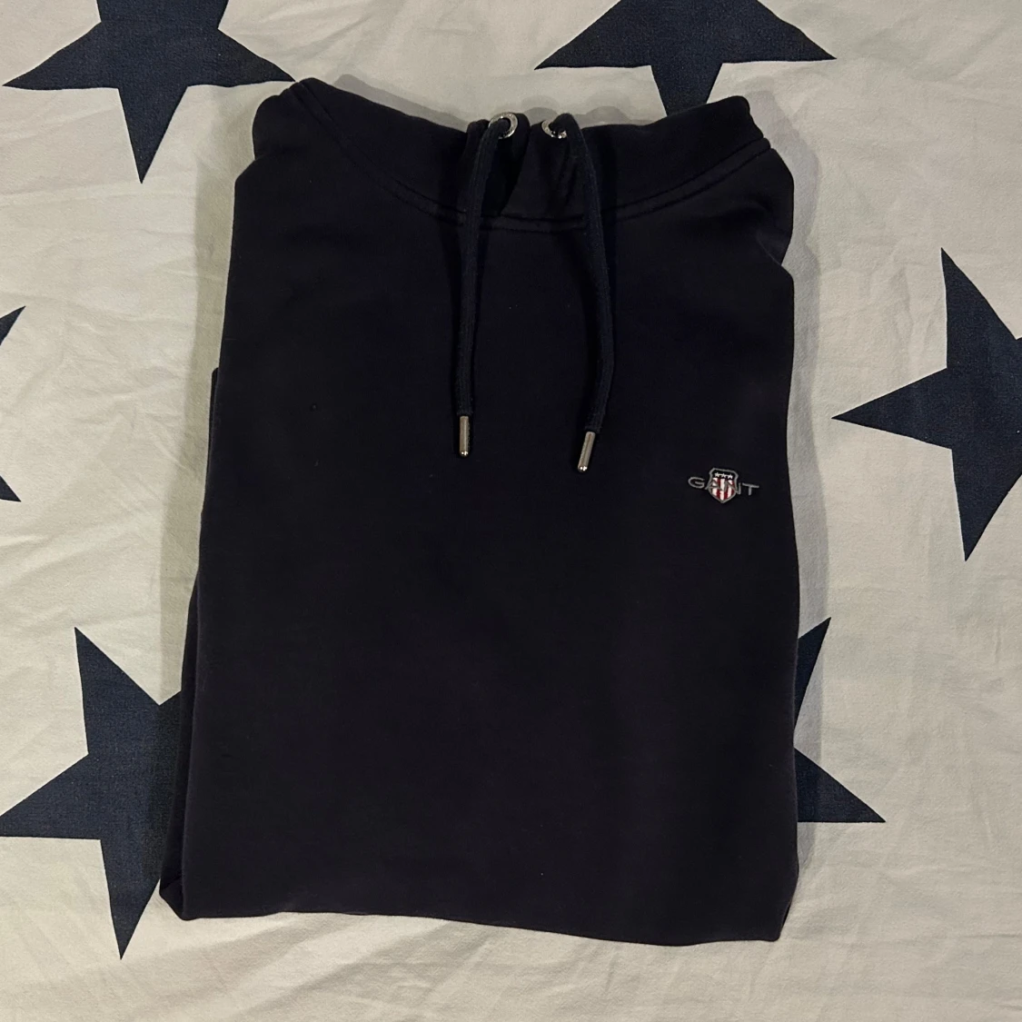 Marinblå hoodie från GANT