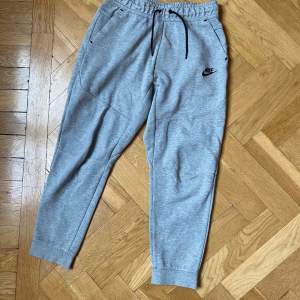 Nike tech fleece byxor i mycket gott skick. Storlek 147-158 cm.