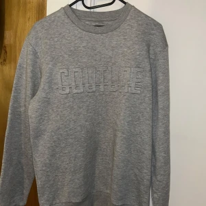 Couture sweatshirt  - Couture sweatshirt  Använd 1 gång  Storlek M 