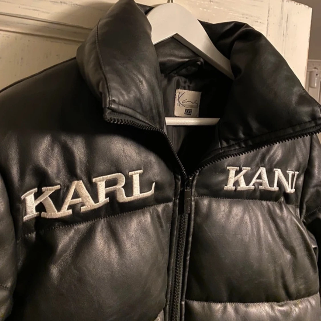 Svart pufferjacka från Karl Kani