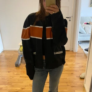 MC-jacka/Bikerjacka - Vintage MC-jacka. Passar S-L. Jag har 36-38 och på mig sitter den snyggt oversize.