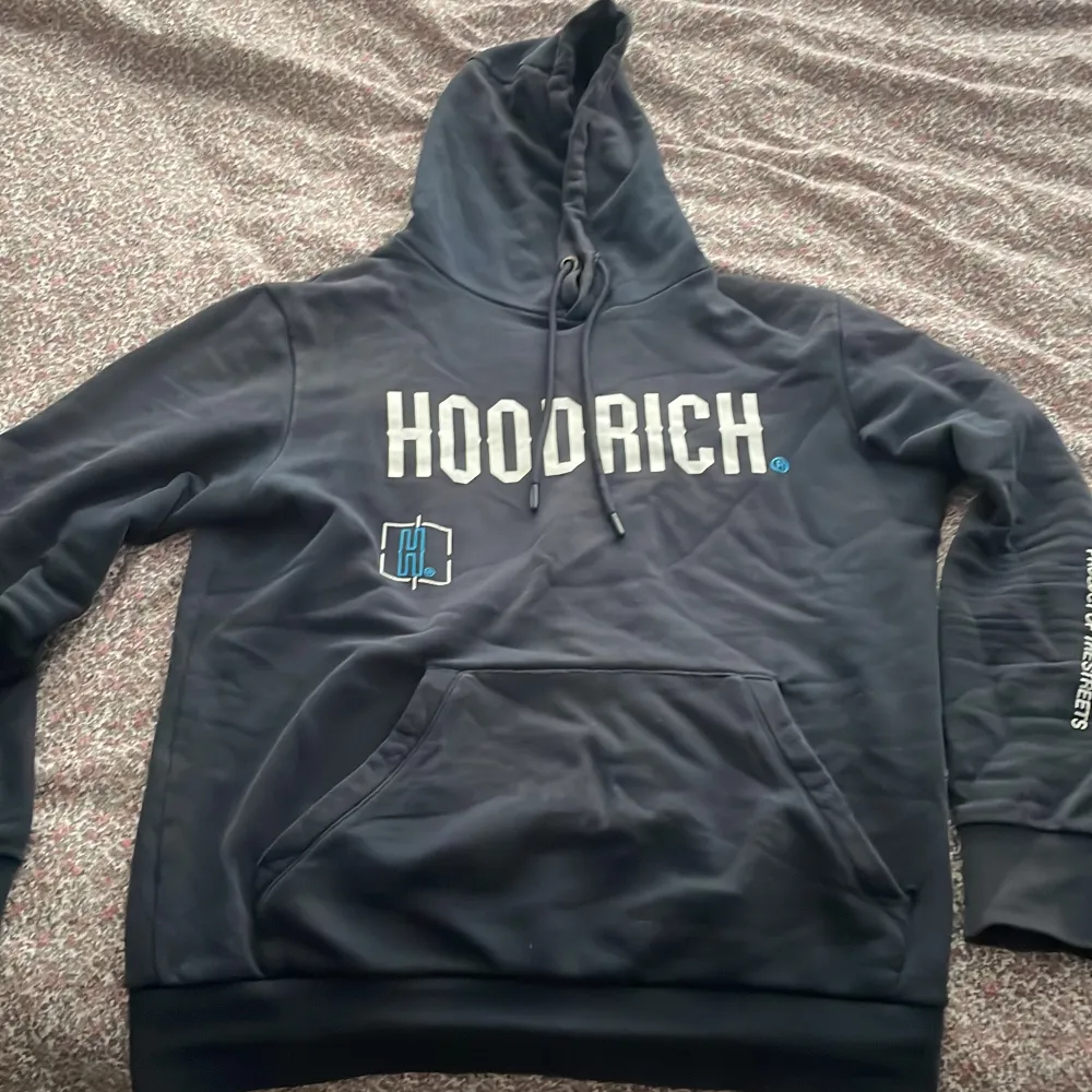 Det här är en hoodrich hoodie i färgen mörkblå.Den är i bra skick men tecken på användning.Hoodien är s (small) passar även M.. Hoodies.