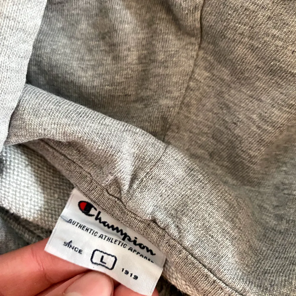 Champion zip hoodie Storlek L Knappt använd. Hoodies.