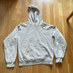 beige hoodie - kolla bild 2 för att se färgen bättre, från h&m. pris kan diskuteras <33
