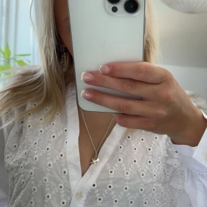 slutsåld zara klänning  - Säljer denna superfina klänningen ifrån zara med broderier som inte går att få tag i längre. Den är endast använd en gång och superfint skick! Är i storlek XS❤️