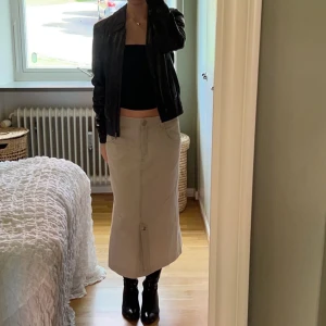 Lågmidjad kjol - Lågmidjad kjol med coola detaljer köpt secondhand, jättebra skick💗