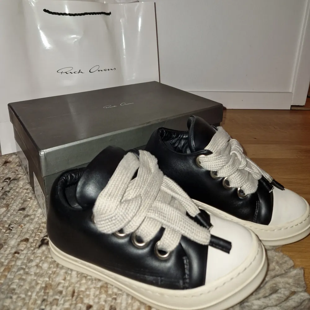 RICK OWENS jumbo lace. Genuine leather. Skorna är i jättebra skick! +dust bag, väska, box, tunnare skosnören. Pris kan diskuteras.. Skor.