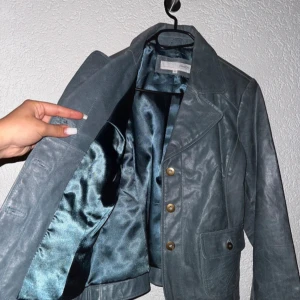 Jacka  - Säljer en vintageinspirerad jacka från 90-talet i storlek 42 men hade själv sagt Small/Medium då den är ganska tajt. Denna unika jacka har en klassisk, äkta läder, tidlös design med en lätt vintagelook som tar dig tillbaka till 90-talet. Gjord i mjuk
