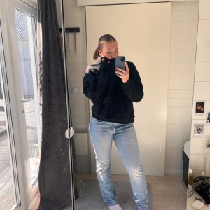 Levi’s 501 - Levi’s 501 i herrstorlek 31/34 men passar mig enligt bild som har storlek 28/34. Endast använda 2-3 ggr och köpa nya från Levi’s butik. Pris kan diskuteras!