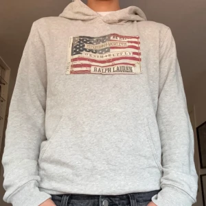 Ralph lauren hoodie - En riktigt snygg och eftertraktad denim and supply hoodie av Ralph lauren i grå färg, skick 8 av 10 Passar bra om man är 178-185 nypris 2400kr