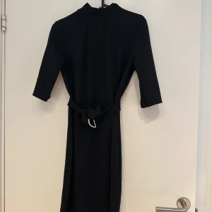 Klänning med band  - En snygg klänning med ett band. Passar till hösten. 