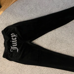 Juicy Couture - Säljer mitt Juciy set då den inte kommer till användning. Byxan är S och hoodien är M. Settet är i bra skick, Kvaliten är mjuk och int sträv för att jag aldrig använt den.   Köparen står för frakten💓