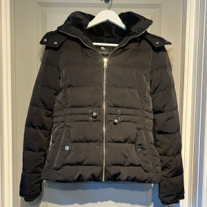 Dunjacka, huva med pälskrage - Sparsamt använd dunjacka från Zara med fuskpäls på huvan och mysig insida i mjuk fuskpäls. Varm o skön.