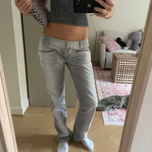 Jeans  - Jätte snygga!!!  Innerbenslängden är 83cm Midjemått är 41 cm rakt över❣️