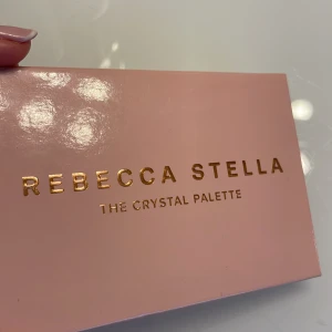 Ögonskuggspalett Rebecca stella - Ögonskuggspalett från Rebecca stella, sex olika skimmer. Så fina och så bra men har bara inte fått tillfälle att andväna den så mycket🌟💋Nypris 300kr