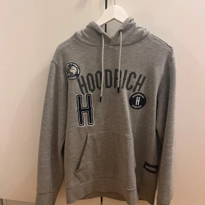 Hoodrich set - Säljer Hela Dressen för 500kr Byxorna är M  Hoodien är S