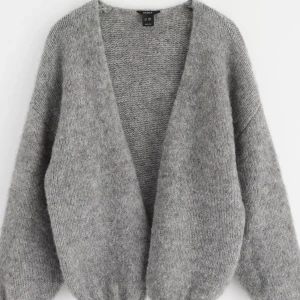 Grå kofta Lindex - Gosig ljusgrå kofta från Lindex i storlek XS/S! Köpt förra året för 399kr, använt få gånger. Säljer för 180🙃