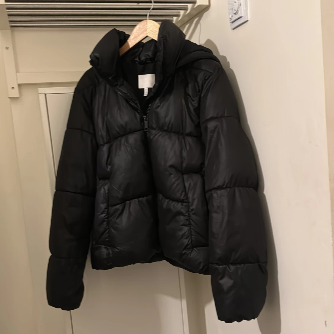 Svart pufferjacka från H&M - 90