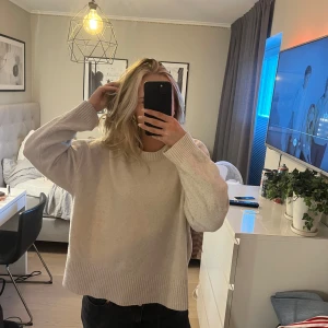 Vit stickad tröja☃️ - Såååå mjuk och gosig tröja!!🥰väldigt skönt material!!❤️perfekt inför hösten!🍁