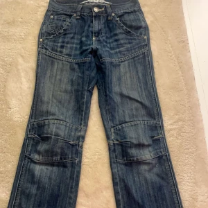 jeans - saknar en knapp bak