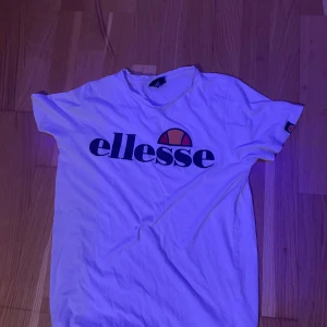 ellesse T-shirt - Fin T-shirt,  knappt använd, som ny