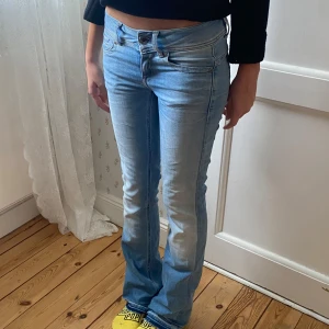 Ljusblåa jeans - Intresse koll på dessa superfina lågmindjade jeans💕