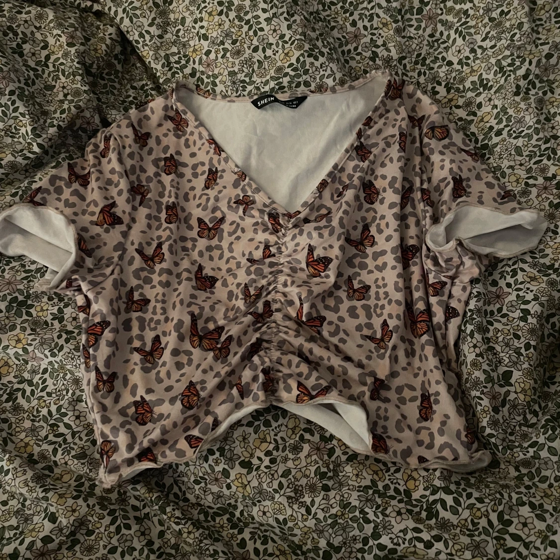 Beige topp med fjärilsmönster från Shein