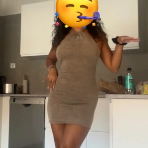 Brun klänning från NLYONE - Super fin sommarklänning med öppen rygg. Man knyter den i halsen. I storlek S