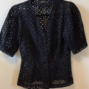 Svart blus ifrån stockh lm - Denna är aldrig andvänd och är i nyttskick.