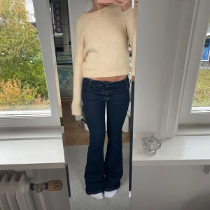 Lågmidjade jeans  - Jättesnygga lågmidjade bootcut jeans från mango, använda 2-3 gånger, som nya förutom en liten mini slitning på vänster häl, men det är inget som märks. Skitsnygga och som nya! Slutsålda🩷