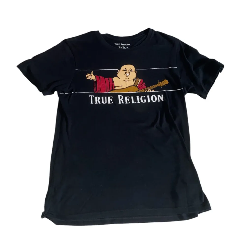 🌋as fet true religion t shirt i väldigt bra skick🌋 ☄️står size xs men sitter s/m. T-shirts.