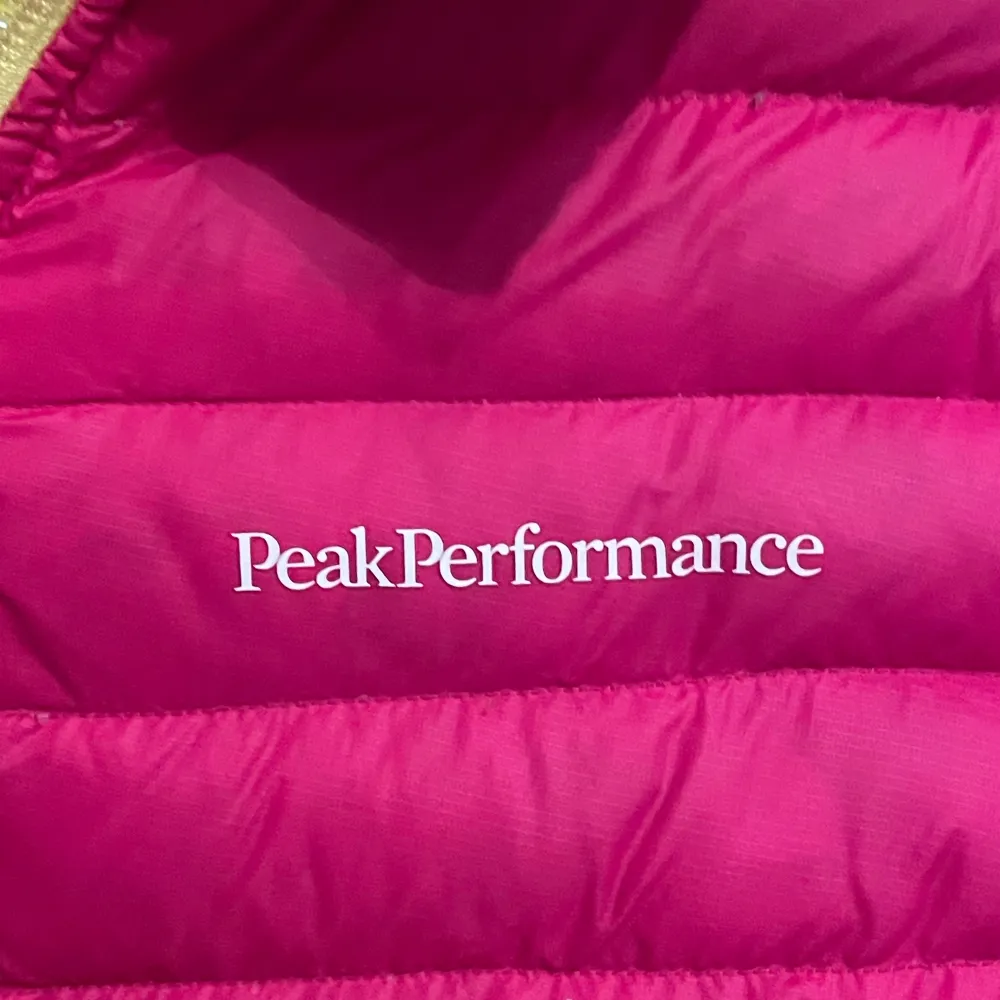 Säljer en superfin rosa dunjacka från Peak Performance. Använd ett fåtal gånger så i mycket bra skick. Egentligen i barn storlek (160) men skulle säga att den sitter som en Xs-S.. Takit.