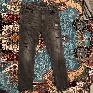 Mörkgråa jeans - Hej, jag vill sälja ett par jeans som jag sällan använt mig av.
