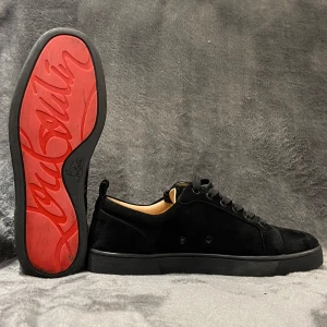 Loubs Svarta - Säljer svarta loubs utan spikar storlek 41. Riktigt sköna skor som passar till allt.   Box, dustbag och allt annat följer även med!  Kan tänka mig sänka priset vid snabb affär 