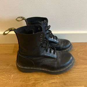 Dr Marten kängor  - Använt skick, men fungerar precis som dom ska! Lite sönder på ett ställe på ”tungan” men inget som alls påverkar skons funktion. Med lite kärlek kan dom bli som nya igen. 