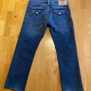 True religion jeans storlek 34 man. Skriv för fler bilder eller mått. Bra skick. Regular passform.