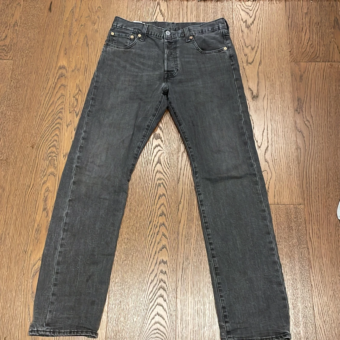 Gråa straight Levis jeans