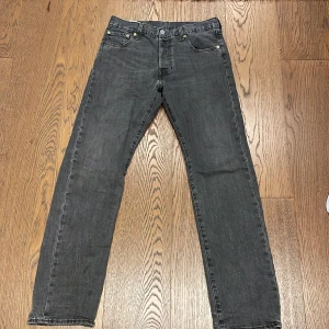 Gråa straight Levis jeans - Grå Levis straight jeans i väldigt bra skick, skriv vid fler frågor