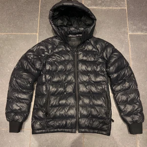 Peak Performance Jacka - Hej! Jag säljer nu denna snygga glansiga peak performance jacka. Jackan är av den tjockare modellen och funkar därför bäst till höst och vinter. Den är storlek 160. Hör av dig om du skulle ha frågor eller funderingar! 