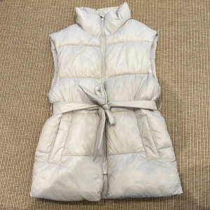 Beige väst - Såå fin beige väst köpt för länge sedan från H&M. Är lite smutsig på några ställen men inget som syns. 🍁🥰