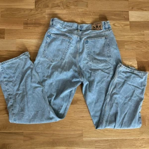 Sweet sktbs jeans - Säljer dessa snygga sweet skateboard jeans i modellen big skate. Bra skick, använda fåtal gånger. Säljer i två färger i min profil, så checka in dem om du är intresserad⭐️ hör av dig vid frågor eller fler bilder ⭐️