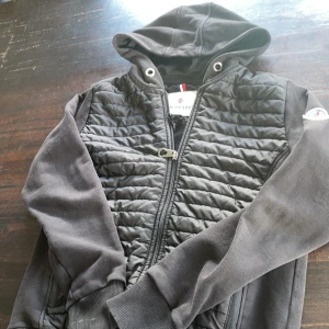  Moncler cardigan  -  Moncler cardigan (Replika) Fint skick inga skador alls. 8/10   Storlek S  Skriv om du har frågor🤝🏼