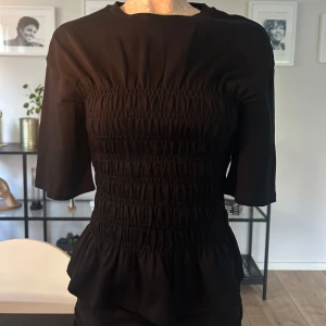 Smockad topp  - Smockad topp från Other stories SLUTSÅLD.     Grövre material än den från hm vilket får den att kännas mer lyxig. 