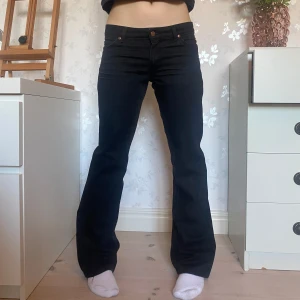 wrangler bootcut jeans - snygga bootcut lowrise jeans. inga skador, knappt använda. jag är 167cm. skriv gärna för mer info, mått eller priser.