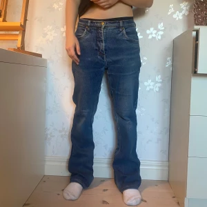 jeans - jeans utan defekter, använda fåtal gånger. jag är 167cm. finns inte lapp i så vet inte storlek. skriv gärna för mer info, mått eller priser. 