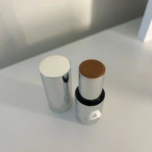 Caia bb/bronzer stick - Endast testad 1 gång, säljer då färgen inte passar mig. Tryck gärna på ”köp nu”.