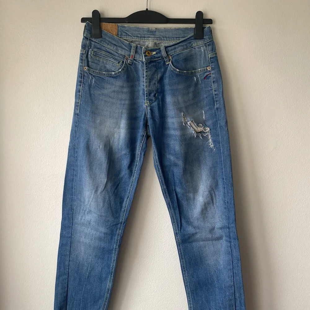 En par feta dondup jeans med slitningar| skicket på jeansen är väldigt bra 6/10 | storlek w32 | ny pris 4500: mitt pris är 649| skriv vid frågor och funderingar. Jeans & Byxor.